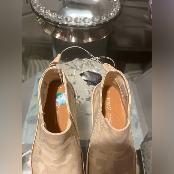 TOMS
Women's Camo Canvas Mid Cut Slip On Sneakers - Picture 3 of 8